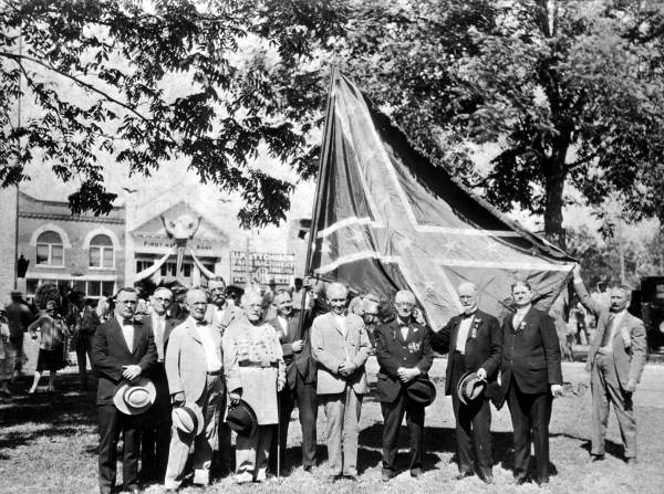 United Confederate Veterans reunion gathering, showing large assembly of elderly veterans in Confederate gray uniforms