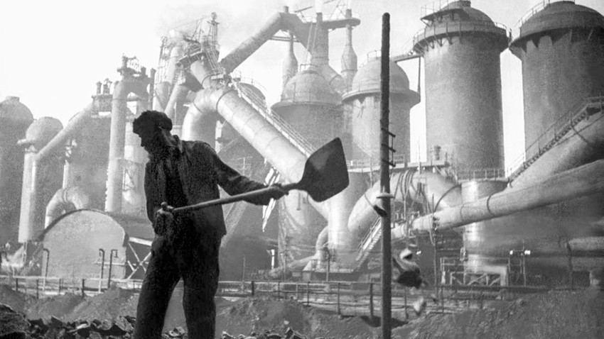 Magnitogorsk steel combine construction 1930s Soviet Union workers First Five Year Plan