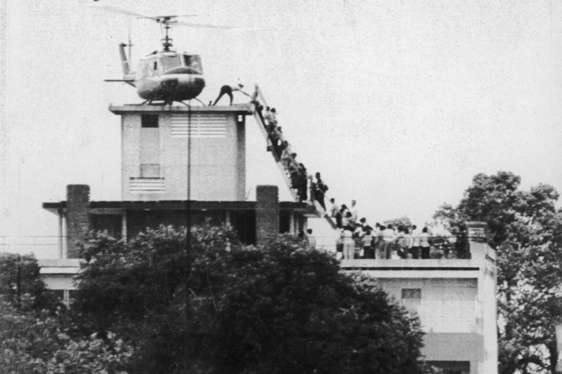 Hubert van Es photograph of helicopter evacuation Saigon April 29 1975